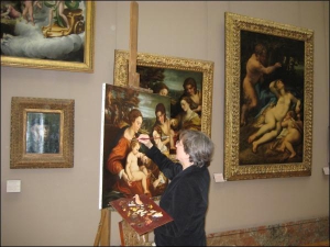 В Лувре работают преподаватели и студенты-искусствоведы. Для посетителей музей открыт ежедневно с 9.00 до 18.00. В среду он работает до 22.00