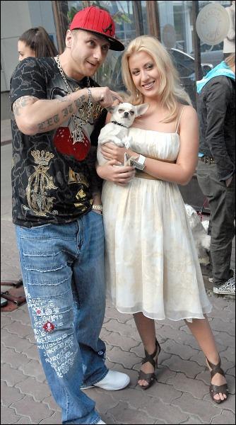 Репер Ларсон (бизнесмен Сергей Ларкин) с Анной Филимоновой, главным редактором журнала ”ПапараZZи”. На руках женщина держит собачку Тарасика породы чихуахуа