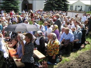 В костеле Святого Флориана в райцентре Шаргород Винницкой области заложили первую стоянку Крестной дороги. На литургию по этому случаю собрались почти 200 католиков