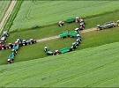 Німецькі фермери перекрили тракторами шляхи до молочних заводів