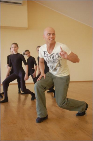 Танцюрист Влад Яма цілий день навчав хіп-хопу учениць херсонської школи №55