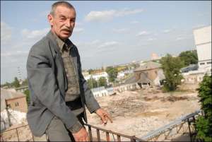 Андрей Левченко, главный конструктор НИИ стройматериалов, возле демонтированного завода ”Керамперлит” на улице Межигирской