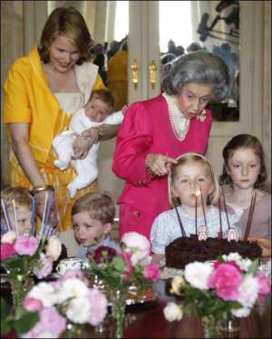 Королева Фабіола з принцесою Матильдою й онуками короля на святкуванні свого 80-річчя. Власних дітей і онуків вона не має