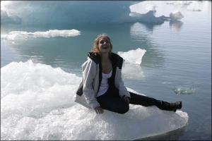 Туристка фотографується на шматку льоду, який відколовся від льодовика