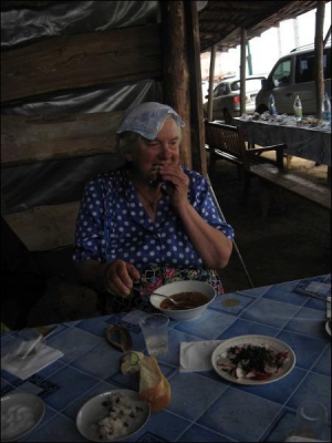 Пенсіонерка Лідія Усик обідає в православному соборі Святого Миколая в Умані. Тут годують незаможних людей. Лідія Усик живе поряд, тому приходить сюди щоразу