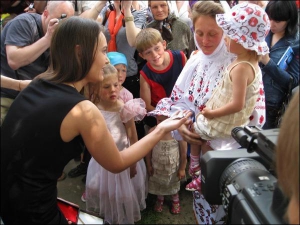 Виталина Ющенко вручает ключи многодетной семье Владимира и Ларисы Сможных из Билозирья Черкасского района