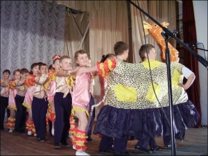 На фестивале ”Миргородский квитограй” выступает коллектив ”Престиж” из Великой Багачки