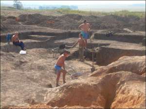 Українсько-німецька експедиція в 2006 році розкопує залишки скіфської печі на Більському городищі. На передньому плані науковець Сергій Скорий з Інституту археології Національної академії наук