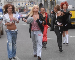 Девичья группа ”А.Р.М.И.Я” на съемках клипа ”Про Э.Т.О” на проезжей части улицы Бассейной в Киеве в апреле этого года