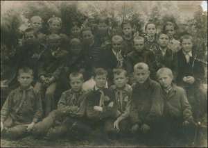 Учні 4 класу школи села Серебряне Новогеоргіївського району на Кіровоградщині. Травень 1957 року