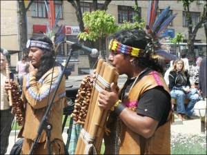 Музикант з Перу Педро (на передньому плані)  разом з другом на центральній площі у Вінниці грають перуанську музику