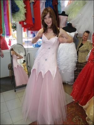 17-річна Тетяна Присяжнюк зі Жмеринки підбирає випускну сукню на центральному ринку у Вінниці. Дівчина купує плаття на двох із подружкою. У дівчат випуск у різні дні, сукню вони одягатимуть по черзі