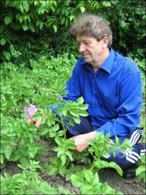 60-летний Николай Завальний на своем огороде в селе Крикливец Крыжоплльского района показывает выведенный им сорт картофеля. Говорит, что назовет его ”Подольская красавица”. Картофель не имеет запаха, потому его не ест колорадский жук