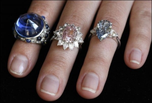 Перед торгами организаторы ювелирных аукционов ”Сотбис” представили журналистам самые интересные кольца. Слева — кольцо с необработанным сапфиром в форме колокольчика. Эта драгоценность датирована 1930 годом. Ее выставили на продажу за 20 тысяч долларов. 