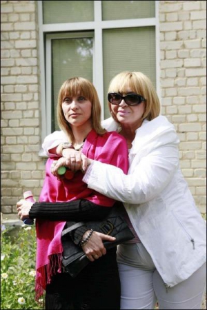 Колишня заступниця міністра регіональної політики Олександра Кужель (ліворуч) обіймає свою племінницю з Севастополя Лілію Петрову