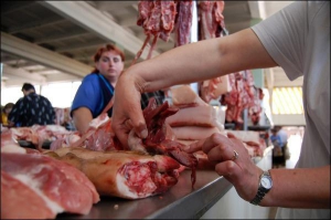 Заведующая лабораторией на Привокзальном рынке Львова Любовь Бойко советует тщательно осмотреть мясо перед покупкой. Свежина должна быть розовой и упругой