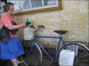 Людмила Кокодій збирається їхати велосипедом по воду за 2 кілометри від хати