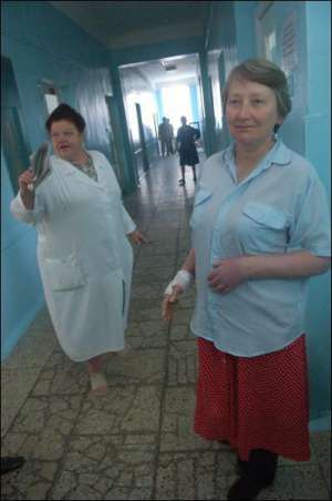 Киянка Людмила Спіріна (справа) і старша медсестра Любов Глинська у коридорі опікового відділення лікарні на вулиці Краківській. Коли жінку випишуть точно, поки невідомо