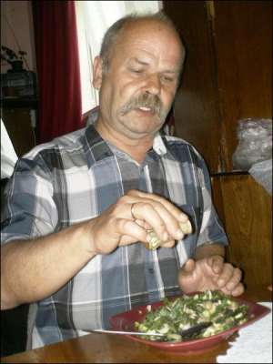 Листя кропиви для салату закарпатець Осип Лобода обов’язково занурює в окріп. Тоді кропива не жалить