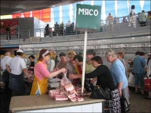 Очередь возле прилавка с мясом из Госрезерва на Центральном колхозном рынке Черкасс продвигается быстро
