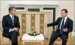 Президент Украины Виктор Ющенко (слева) вчера провел первую встречу с президентом России Дмитрием Медведевым
