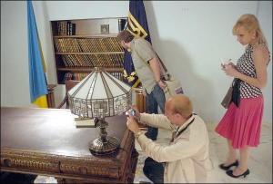 На День открытых дверей в Секретариате президента журналисты рассматривают мебель в телестудии, где обычно записывают обращения главы государства