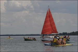 Покататися з вітерцем на Світязі можна лише на яхті. Моторним катерам плавати на озері заборонено через екологічну небезпеку