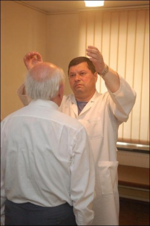 Борис Оверченко на сеансі у біоенергетика Валерія Гончарова. Лікар порадив ветеранові заплющити очі й прислухатися до себе