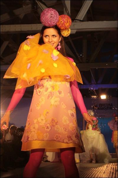 Дизайнер Наталя Воробей прикрасила костюми плетеними з соломи кульками