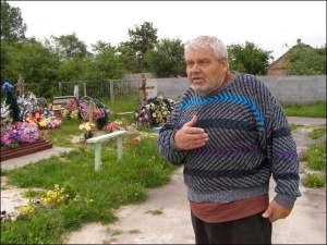 Житель Рівного Ростислав Шевчук вважає, що поховання біля житлового будинку порушують 50-метрову санітарну зону