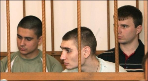 Зліва направо: Віктор Саєнко, Олександр Ганжа і Ігор Супрунюк за засіданні Апеляційного суду Дніпропетровської області 9 червня. Хлопців звинувачують у близько 30 убивствах