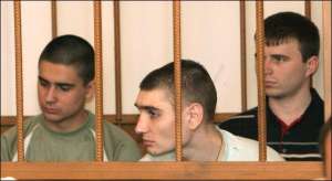Слева направо: Виктор Саенко, Александр Ганжа и Игорь Супрунюк за заседании Апелляционного суда Днепропетровской области 9 июня. Ребят обвиняют в 30 убийствах