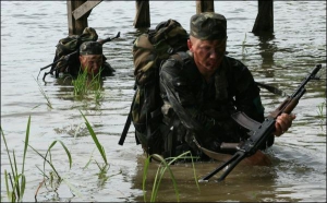 Группа разведчиков из Хмельницкого преодолевает водное препятствие во время сборов командиров спецназначения