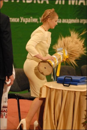 На открытии выставки ”Агро 2008” в Украинском доме в Киеве в прошлый понедельник премьеру Юлии Тимошенко подарили сноп с первого покоса из Одесщины