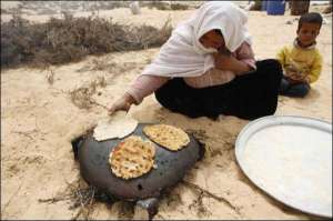 Бедуины-кочевники странствуют по пустыням Ближнего Востока. Их основная еда — пресные хлебцы, испеченные на горячих камнях, овечье мясо и молоко 