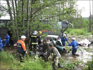 Спасатели достают из болота обломки микроавтобуса ”Фольксваген”. Чтобы достать тела, автомобиль пришлось разрезать