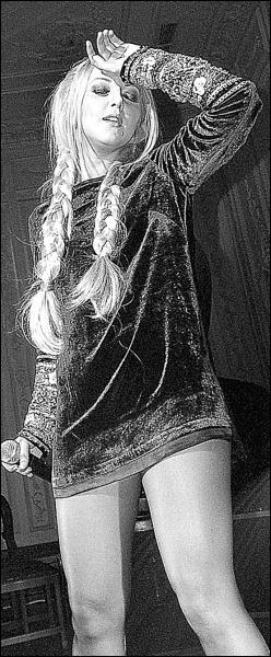 40-сантиметрові коси співачки Аріни Домскі важать 400 грамів і коштують 30 тисяч євро