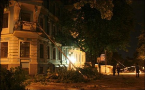 Роботи з відновлення порядку на вулиці Володимирській тривали півночі. Після падіння лампи на ліхтарях не побились і горіли ще з годину