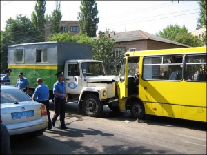 На вулиці ХХ партз’їзду між перехрестями Пастерівської і Чековані в Черкасах сталася аварія, в якій зіткнулися 5 машин і маршрутка. Постраждало семеро пасажирів