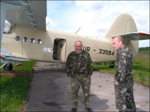 Валерій Слабко і другий пілот Юрій Дрозд (праворуч) стоять біля літака Ан-2  у селі Михайлівка поблизу Сум