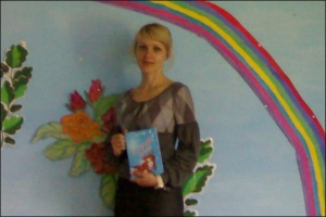 Ирина Жук в родном селе Дейкалевка Зиньковского района на презентации своей книги ”Семь цветов радуги”