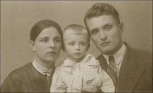 Подружжя Горпина і Євген Гніпи з Полтави з дворічним сином Валентином. Червень 1938 року