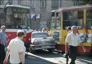 Зажатое  между двумя трамваями такси повлекло затор на центральной улице города Соборной