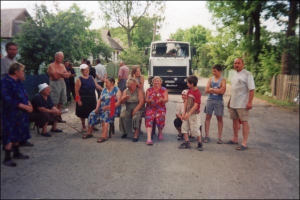 Жители села Могилевка Жмеринского района с прошлой субботы ежедневно сидят на дороге. Протестуют против того, что через село ездят грузовики из гранитного карьера