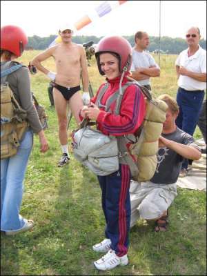 Вінничанка Ольга Мазур, 21 рік, на летовищі у Сутисках уперше збирається стрибати з парашутом. Інструктор клубу перевіряє спорядження і закріпляє парашут на спині дівчини. Для стрибків потрібно мати зручне взуття і одяг з довгими рукавами