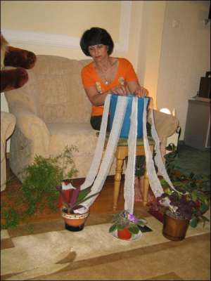 У власній квартирі вінничанка Тетяна Сичевська показує, як через бинти підживлювати водою вазони. Цим прийомом зрошення вона користується, коли від’їжджає у відпустку