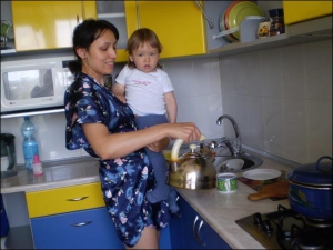 Вінничанка Олеся Єрукова готує зелений борщ у кухні з вбудованою технікою. Каже, що вона зручніша і функціональніша 