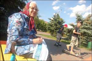 Киянка Ольга Бугайова в парку біля вулиці Тимошенко. Вона вишиває онукові сорочку. Каже, зекономить 100 гривень — стільки коштує купити вишиванку на 6-річного хлопчика