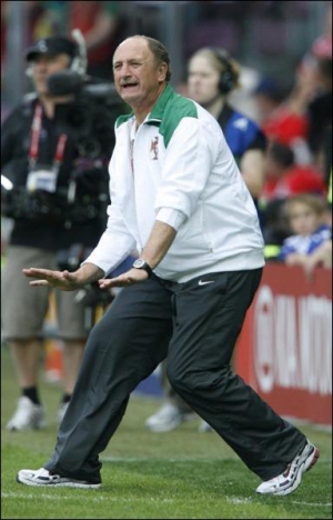 Тренер сборной Португалии Луис Фелипе Сколари, 59 лет, руководит действиями своих подопечных в матче с чехами. С 1 июля этого года Сколари станет главным тренером английского ”Челси”. Он подписал с клубом трехлетний контракт и будет получать 10 миллионов 