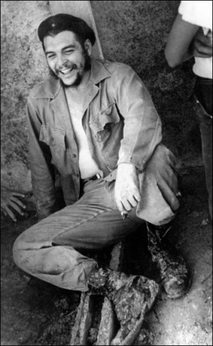 Ернесто Че ґевара відпочиває після збирання цукрової тростини. Куба, 1962 рік
